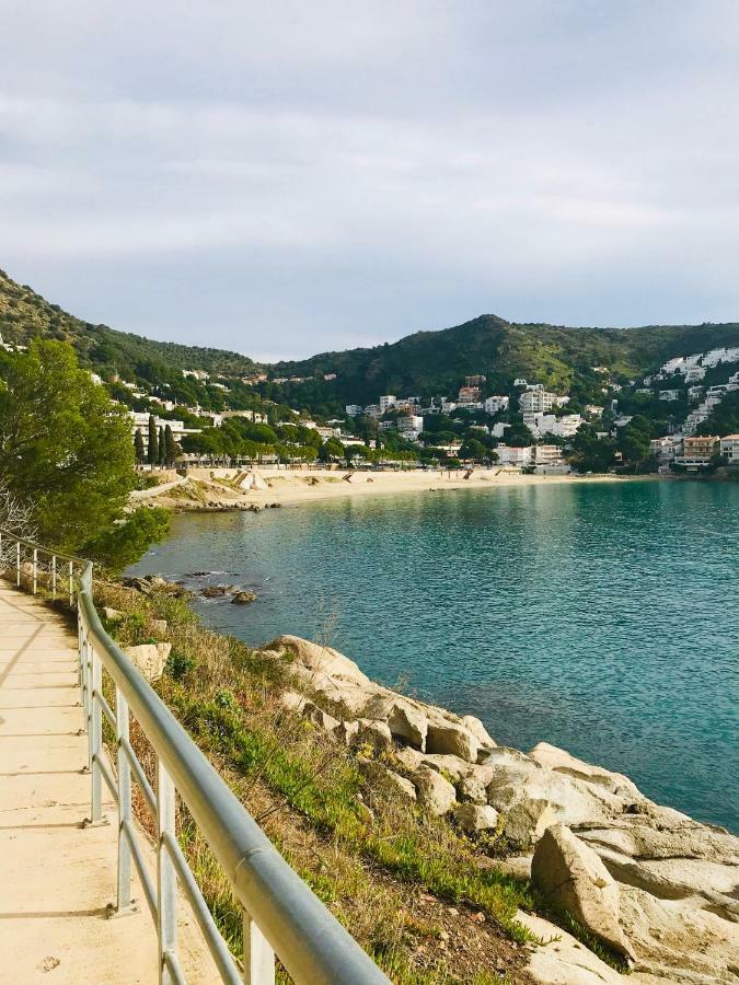 Castell Blau Apartment Roses Bagian luar foto